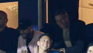 Neymar, junto a Mbappé en el palco del Parque de los Príncipes viendo el PSG-Real Madrid.