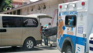Cinco personas sospechosas de coronavirus fallecieron en el hospital Mario Catarino Rivas de San Pedro Sula y retirados con trajes de bioseguridad.