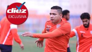 Emilio Izaguirre es titular con el Al-Fayha FC del fútbol de Arabia Saudita.