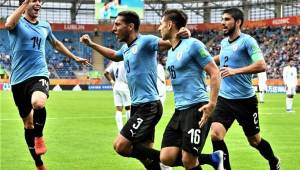 Los jugadores uruguayos celebran el pase a la siguiente ronda tras ganar 2-0.