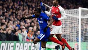 Victor Moses y Welbeck disputando la posesión del esférico. FOTOS: EFE