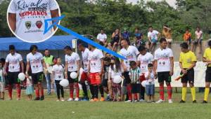 Los jugadores del San Juan salieron con la camisa conmemorativa.