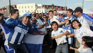 Muchos aficionados hondureños llegarán a ver la Copa UNCAF que arranca este viernes en Panamá donde se han vendido pocas entradas. Fotos Archivo DIEZ