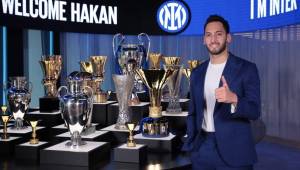 Hakan Calhanoglu fichó por el Inter hasta junio de 2024.