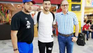 El defensor paraguayo José Cañete (centro), junto al gerente del club, Nahún Pérez (izquierda), en el aeropuerto de San Pedro Sula. Foto cortesía J. Barahona