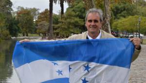 Mario Zanabria posó con la bandera de Honduras en la capital argentina.