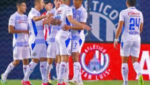 Los futbolistas del Cruz Azul celebran el triunfo sobre el Atlético de San Luis que los coloca como líderes del torneo Apertura de la Liga MX. Fotos AFP