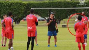 El Olimpia en su inicio de pretemporada este viernes, con Javier Portillo (círculo) escuchando atentamente al entrenador Pedro Troglio. Foto cortesía Olimpia