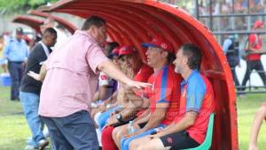 Elencoff fue a saludar al entrenador del Olimpia a la banca de suplentes.