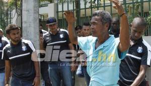 Los jugadores del Honduras cuando atrapaban al ladrón en pleno centro de El Progreso, Yoro, después de robarle la batería al carro de Morales.