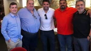 José Almeida, presidente ejecutivo del Vida, junto a Luis Cruz y Deco tras cerrar acuerdo de promoción.