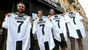 Las camisas de Cristiano Ronaldo con la Juventus se venden como pan caliente.