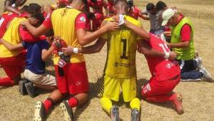 Los jugadores del Atlético Choloma agradecen a Dios por el gran triunfo en La Lima.