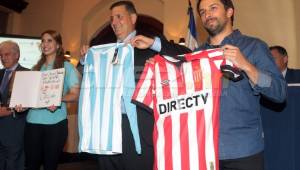 Jorge Salomón, presidente de Fenafuth, posando con dirigentes de Estudiantes de La Plata de Argentina tras firmar el acuerdo. Fotos DIEZ