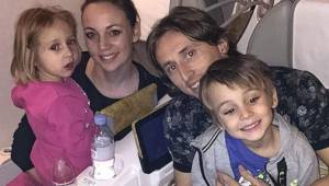 Luka Modric junto con su familia.