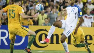 El delantero Eddie Hernández jugó algunos minutos contra Australia en el partido de vuelta a pesar de estar con el rostro lesionado.