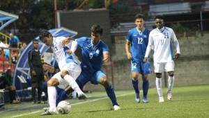 La Selección de Honduras (blanco) está enfrentando a El Salvador en el arranque del Pre-Premundial Sub-17 de la UNCAF. Foto cortesía El Diario de Hoy