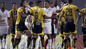 Los jugadores Luis Palacios y Bryan Acosta discuten en una acción donde tuvo que intervenir el árbitro Miguel Torres. Fotos Delmer Martínez