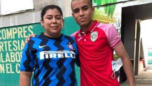 Doña Ruth posa junto a su hijo Isaac tras el partido ante UPNFM donde marcó su primer gol.