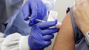 La Universidad de Oxford sigue desarrollando una vacuna que pueda ser efectiva contra el COVID-19.