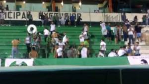 Aficionados del Platense que estaban dentro del Excélsior se vieron afectados por los gases que se lanzaron afuera del estadio.