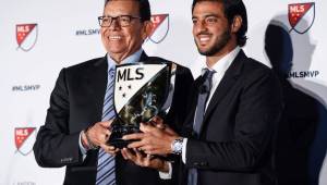 Carlos Vela estuvo a punto de romper en llanto mientras dedicaba a su familia el premio MPV de la temporada que le otorgó la MLS. Foto @LAFC