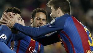 Gerard Piqué celebra junto a Messi y Neymar durante el juego contra el PSG.