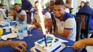 Los jugadores de la Selección de Honduras festejando el cumpleaños del volante Alexander López. Fotos cortesía Fenafuth