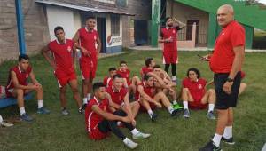 Wilmer Cruz dialoga con los jugadores del Real Juventud previo a un entrenamiento en el Argelio Sabillón.