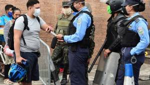 Las autoridades policiales y militares están tratando de controlar que la población solo salga a las calles de acuerdo a la terminación del número de identidad. AFP