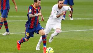 Messi quitándose la marca de Sergio Ramos en el Clásico que se jugó en el Camp Nou en la primera vuelta.