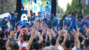 La Selección de Honduras durante su visita a Chamelecón, un popular barrio de San Pedro Sula y la vivió a lo grande con el calor de la gente. Foto AFP