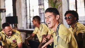 James Rodríguez y sus compañeros presentaron la nueva camisa de la selección colombiana.