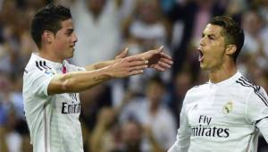 James Rodríguez celebrando un tanto junto a Cristiano Ronaldo.