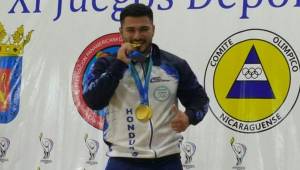 Joel Pavón ganó tres medallas de oro en arranque, envión y total en el levantamiento de pesa.