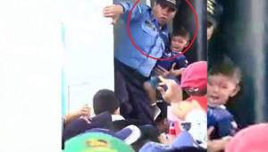 El niño lloraba cuando el policía lo salvaba de esa avalancha de personas.