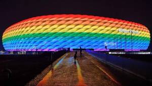 Una gran bandera arcoíris iluminando el estadio Allianz Arena ha creado la polémica en la Eurocopa.