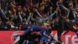 Los jugadores del Barcelona celebrando luego de la hazaña en el Camp Nou.