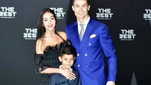 El portugués junto a Georgina Rodríguez y su hijo mayor en la gala de The Best.