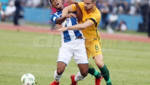 El delantero del Barcelona B, Choco Lozano recibe una falta. El delantero pasó sin pena ni gloria en el partido. Foto Juan Salgado