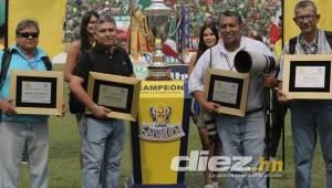 Gerardo Mazariego, Delmer Martínez, Neptalí Romero y Andis López durante su reconocimiento por la Liga Nacional.