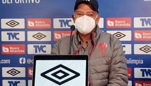 David Fúnez, entrenador del Honduras Progreso, con su cara de tristeza al ver cómo el equipo no ha metido las manos ante los grandes que le han dado manitas.