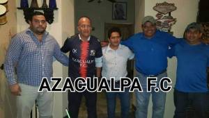 José Maley cuando era presentado por la directiva del Azacualpa FC.
