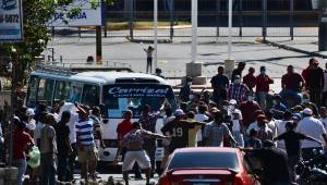 Hondureños salieron en la capital de la República a tomarse las calles porque ya no tienen comida debido a que no han salido a trabajar. Fotos AFP