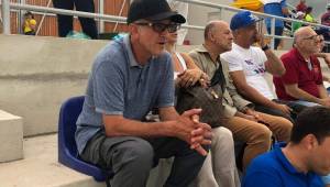 Juan Carlos Osorio muy atento observando el encuentro que Venezuela le ganó a Honduras 1-0.