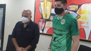 El delantero argentino Ryduan Palermo posando con la camisa de Marathón junto al presidente del club, Orinson Amaya, durante la presentación. Fotos cortesía