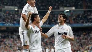 Benzema y Kaká celebrando un tanto del Real Madrid con Cristiano Ronaldo; solo el francés aún continúa en el club.