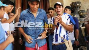 Julio 'Rambo' de León visitó a los jugadores de la Selección de Honduras en el hotel de concentración. Foto Juan Salgado