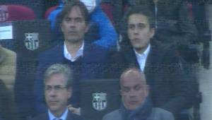 Phillip Cocu sentado en el palco del Camp Nou junto a su hijo.