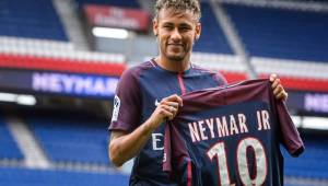 Neymar llegó al fútbol de Francia por una suma de euros de 222; PSG se los abonó al Barcelona.